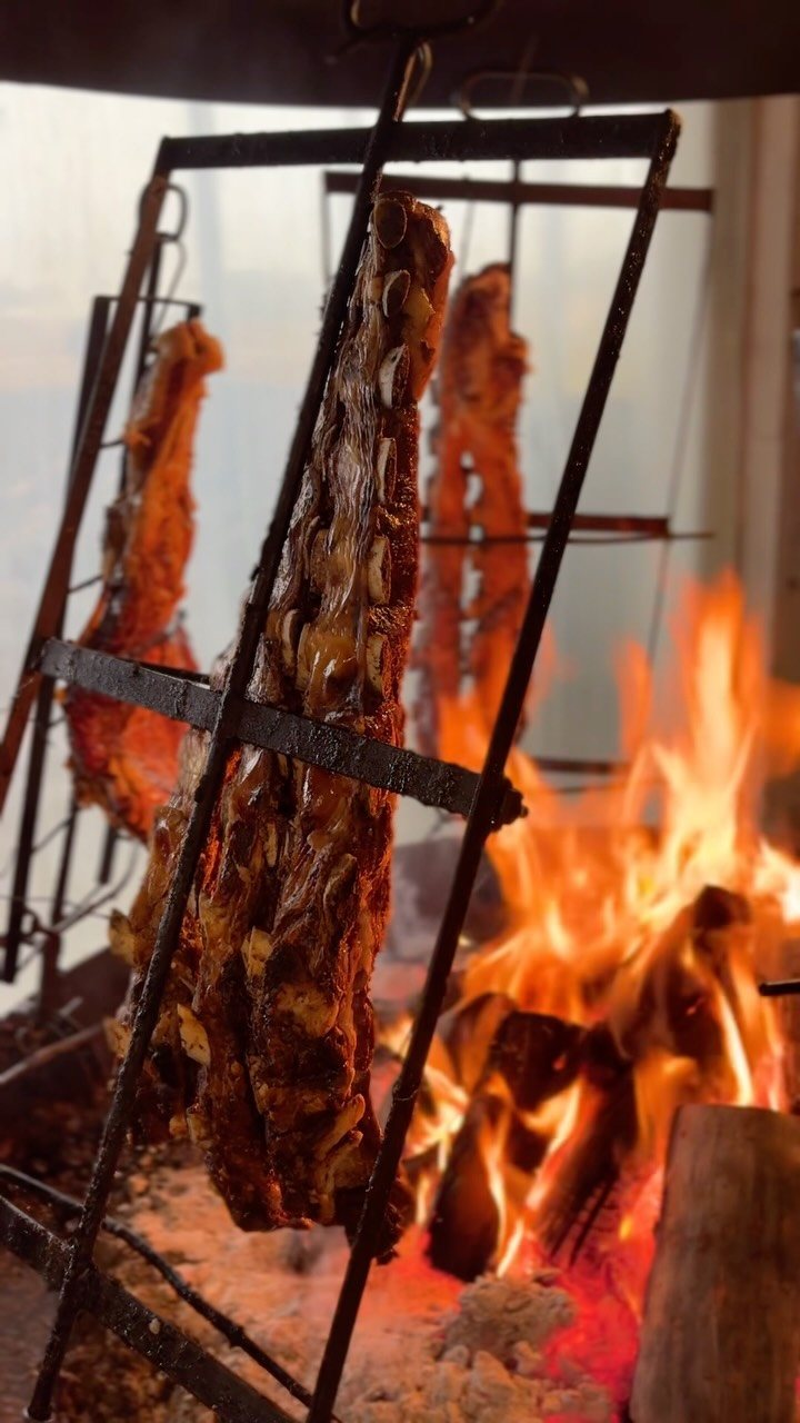 Carne al asador sobre el fuego, en El Capo